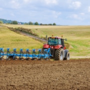 Qué es y cómo funciona el sistema hidráulico de los aperos agrícolas